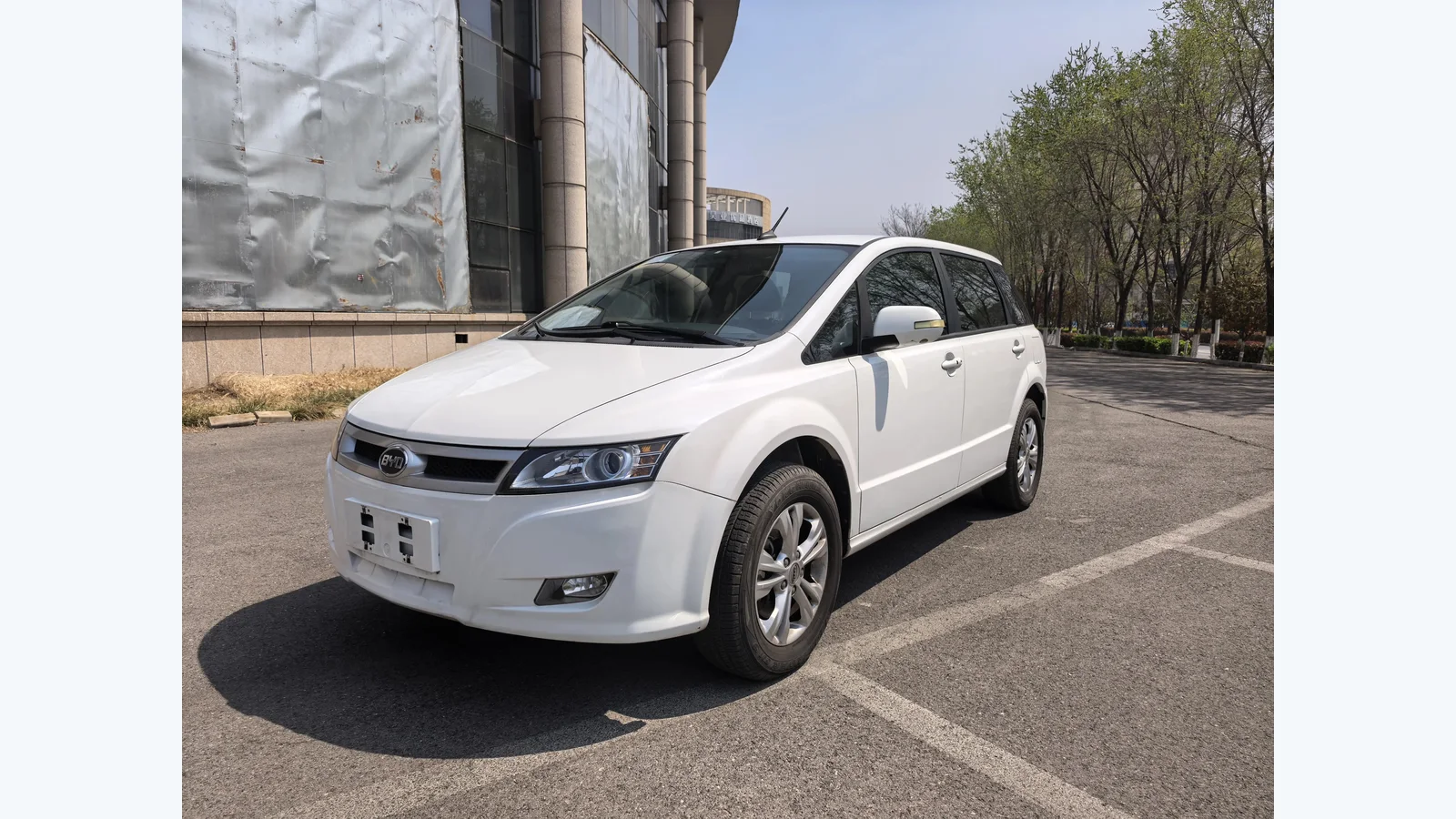 Used BYD e6 Front 45-degree reference for China export