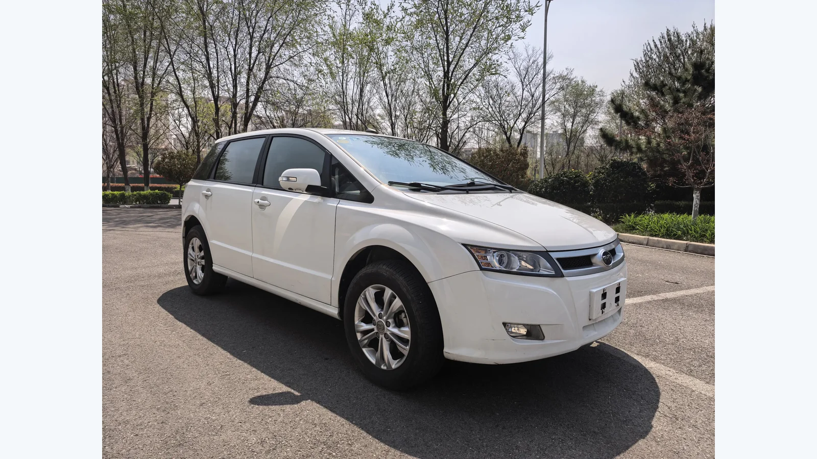 Used BYD e6 Rear 45-degree thumbnail