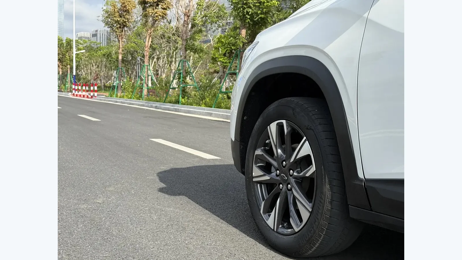 Used Chevrolet Tracker Photo 2 thumbnail