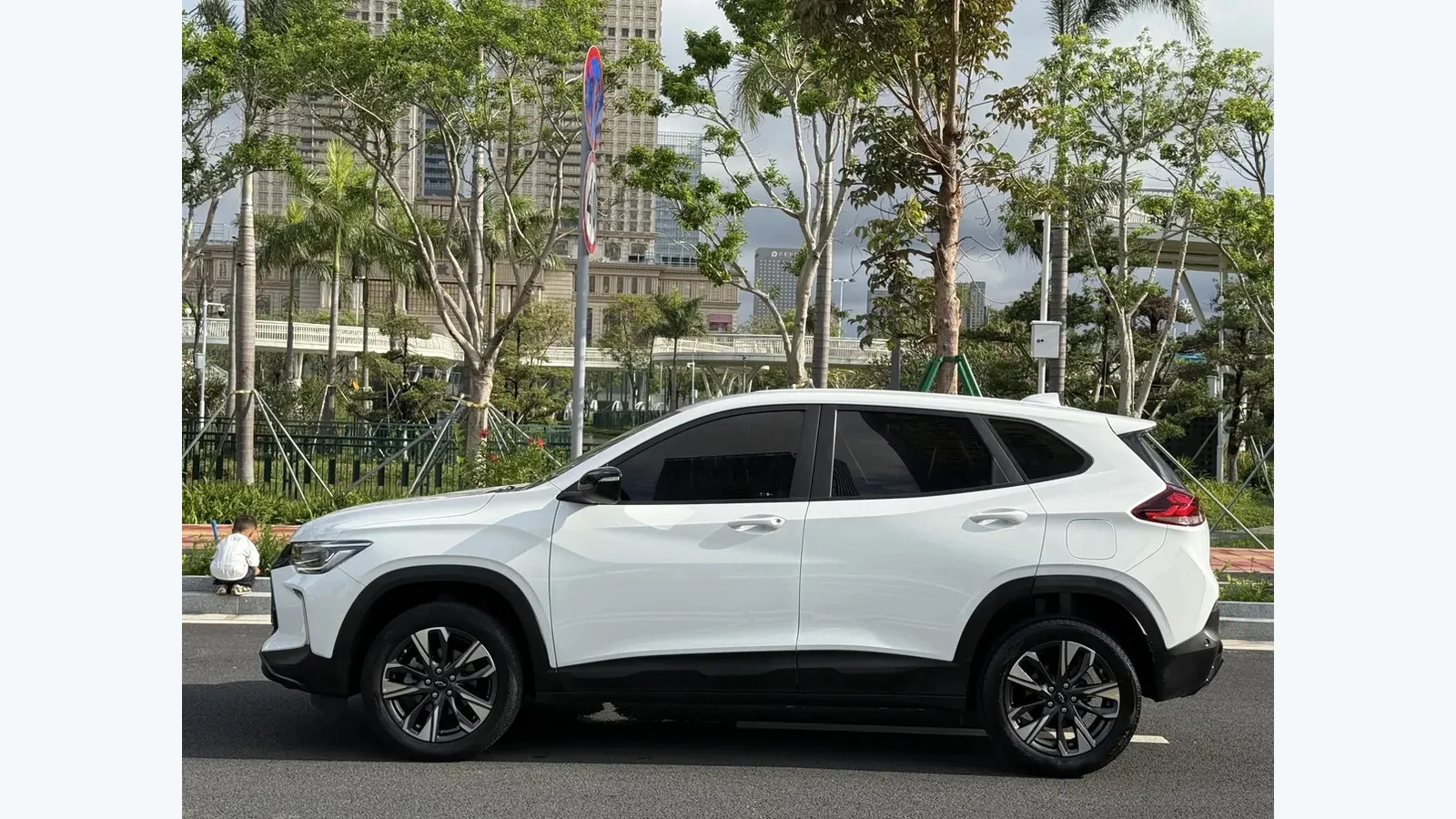 Used Chevrolet Tracker Rear 45-degree thumbnail