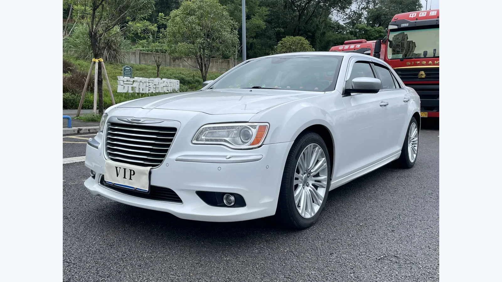 Used Chrysler 300C Front 45-degree reference for China export