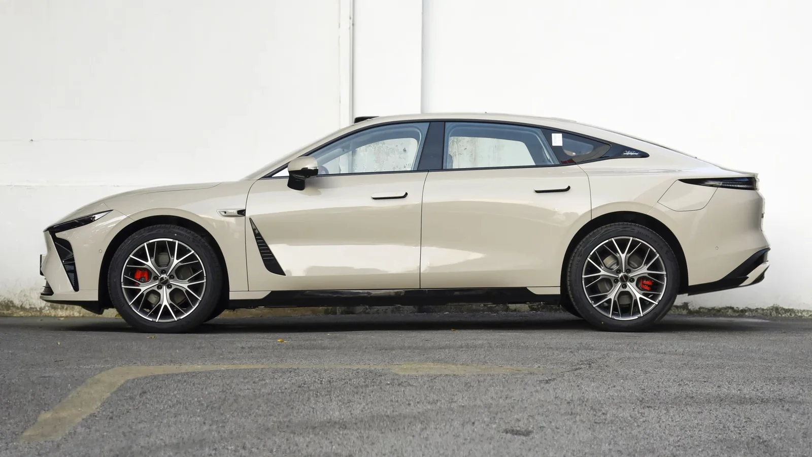 Used Exeed Sterra ES Rear 45-degree thumbnail