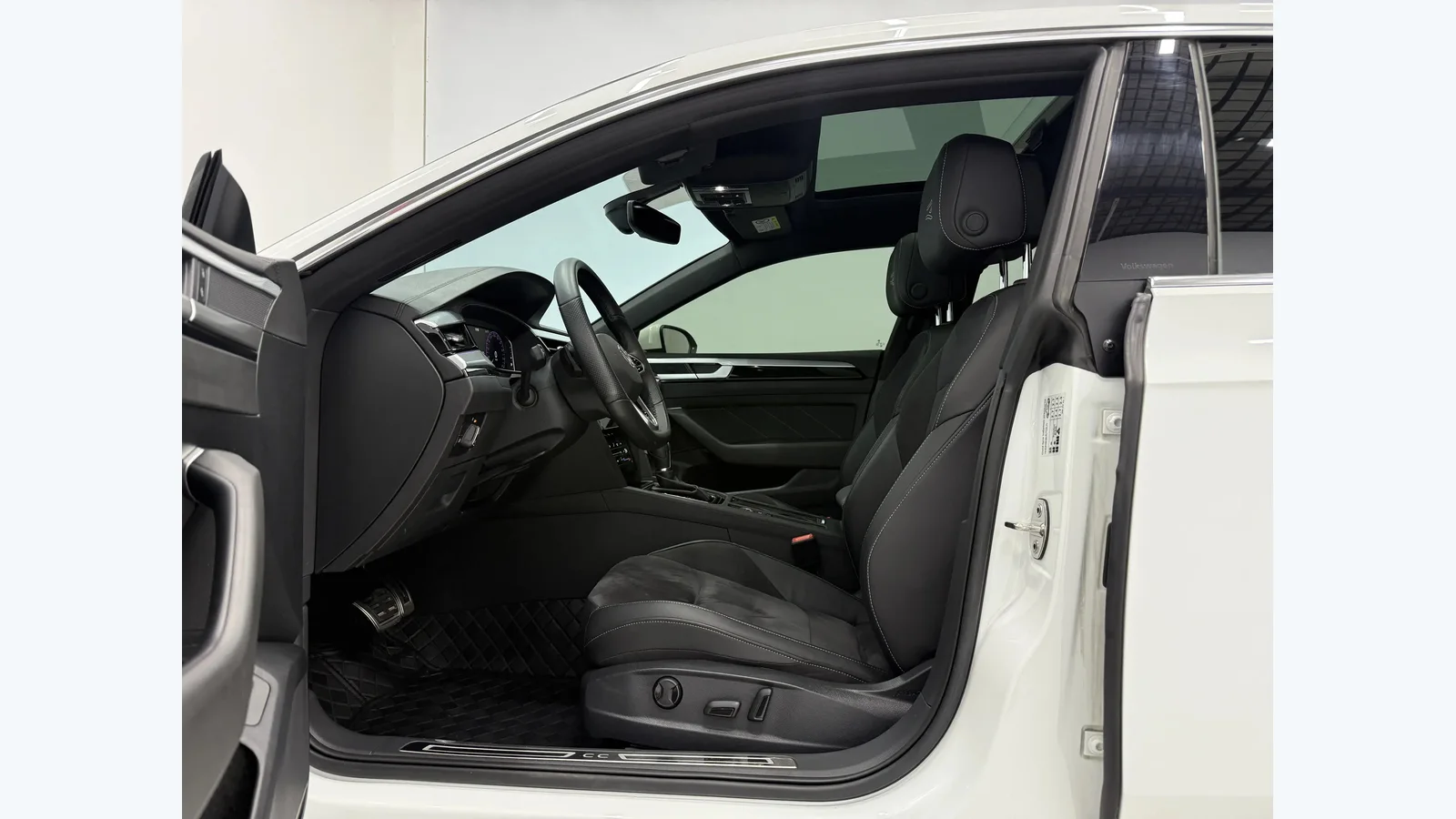 Used Volkswagen CC Photo 11 thumbnail