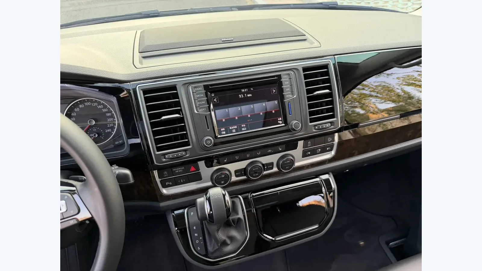 Used Volkswagen Multivan Photo 1 thumbnail