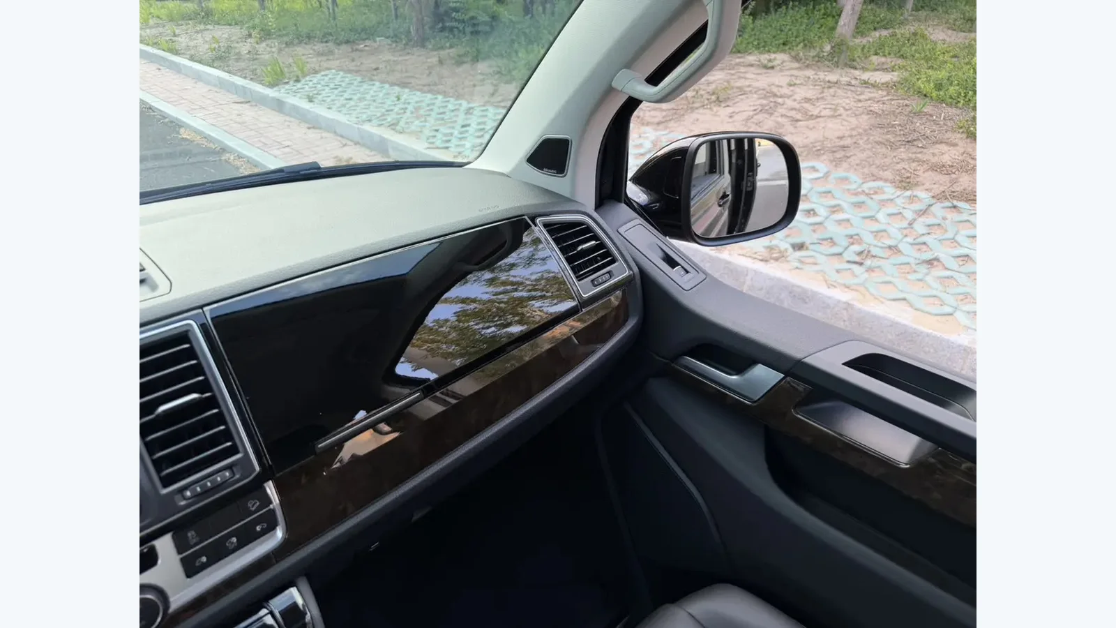 Used Volkswagen Multivan Photo 2 thumbnail