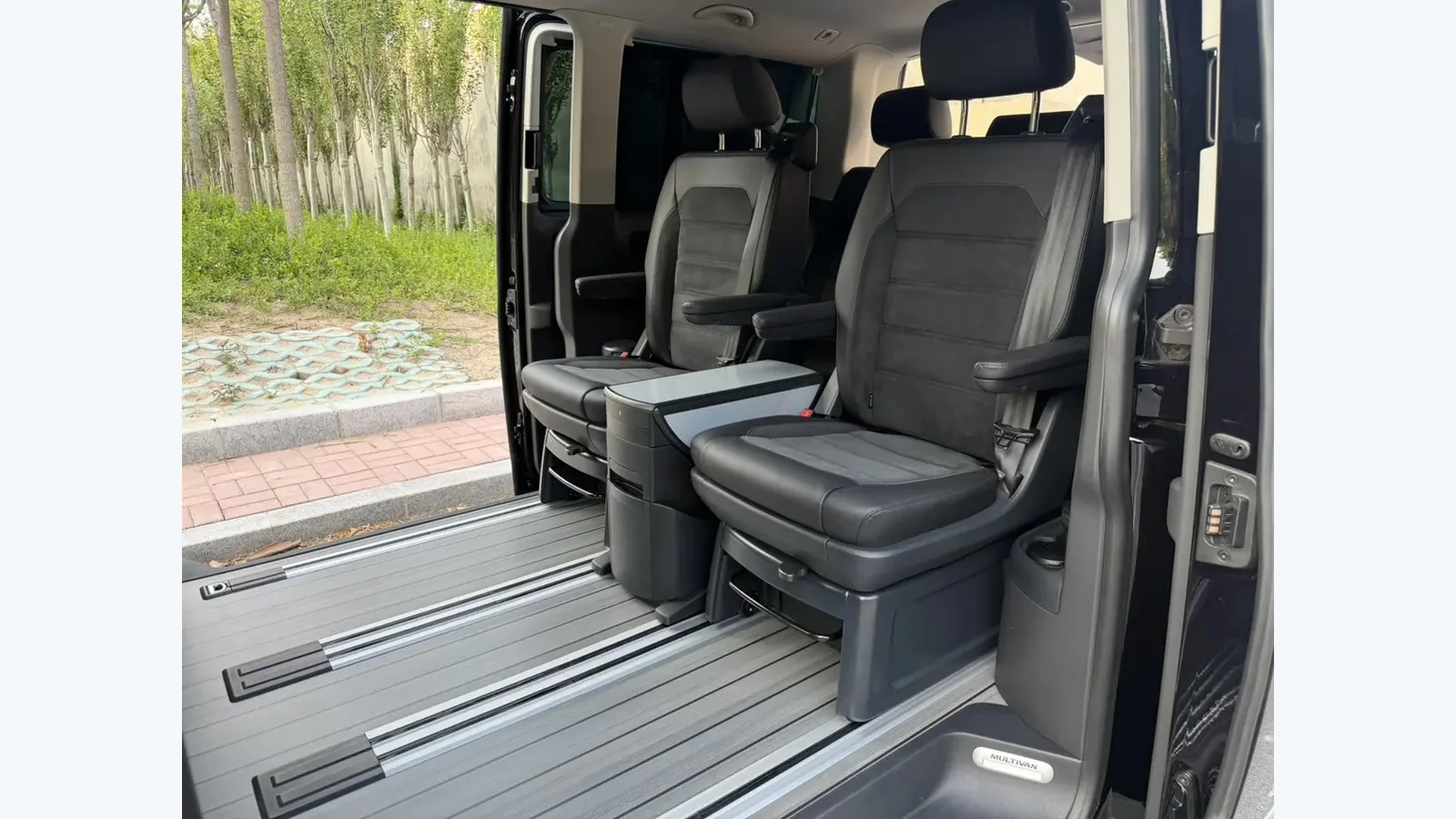 Used Volkswagen Multivan Photo 7 thumbnail
