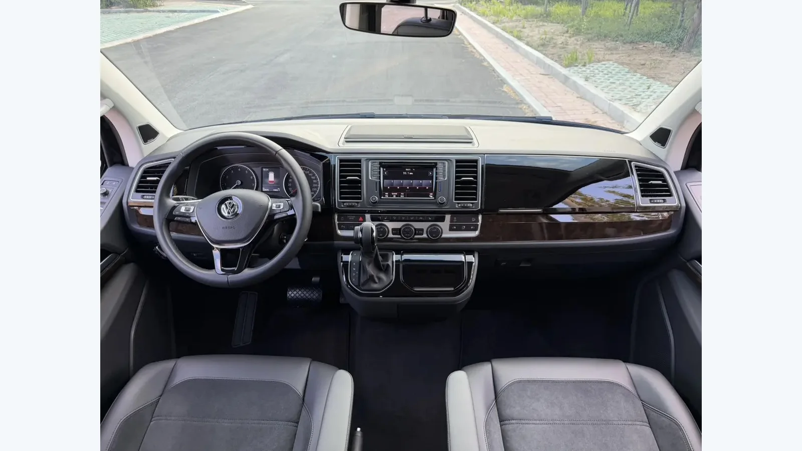Used Volkswagen Multivan Photo 10 thumbnail