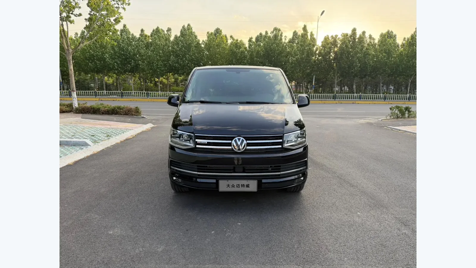 Used Volkswagen Multivan Side profile thumbnail
