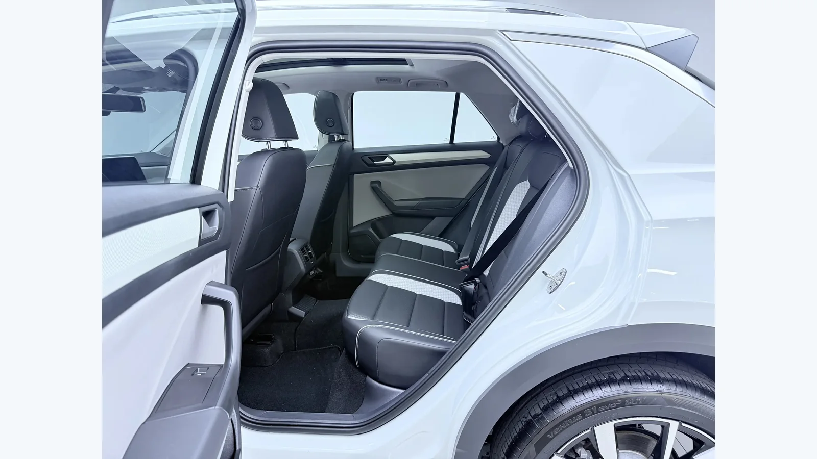 Used Volkswagen T-Roc Photo 12 thumbnail