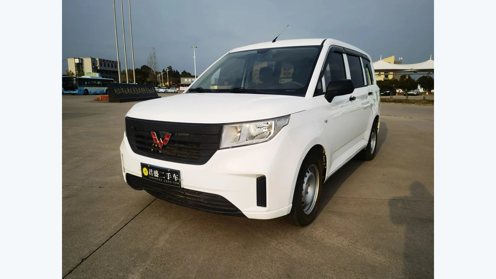 Used Wuling Hongguang Plus Front 45-degree reference for China export